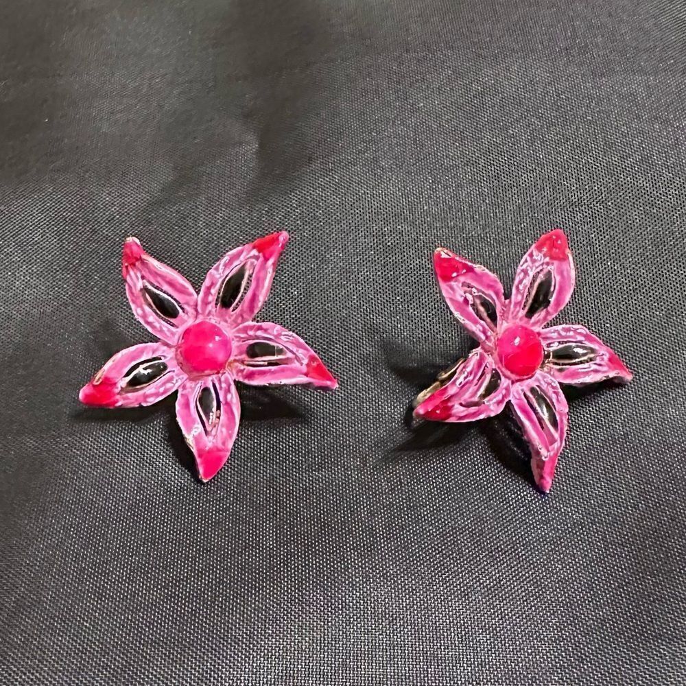 Vintage 60s Arthur Pepper Pink and black enamel metal flower clip-on Earrings